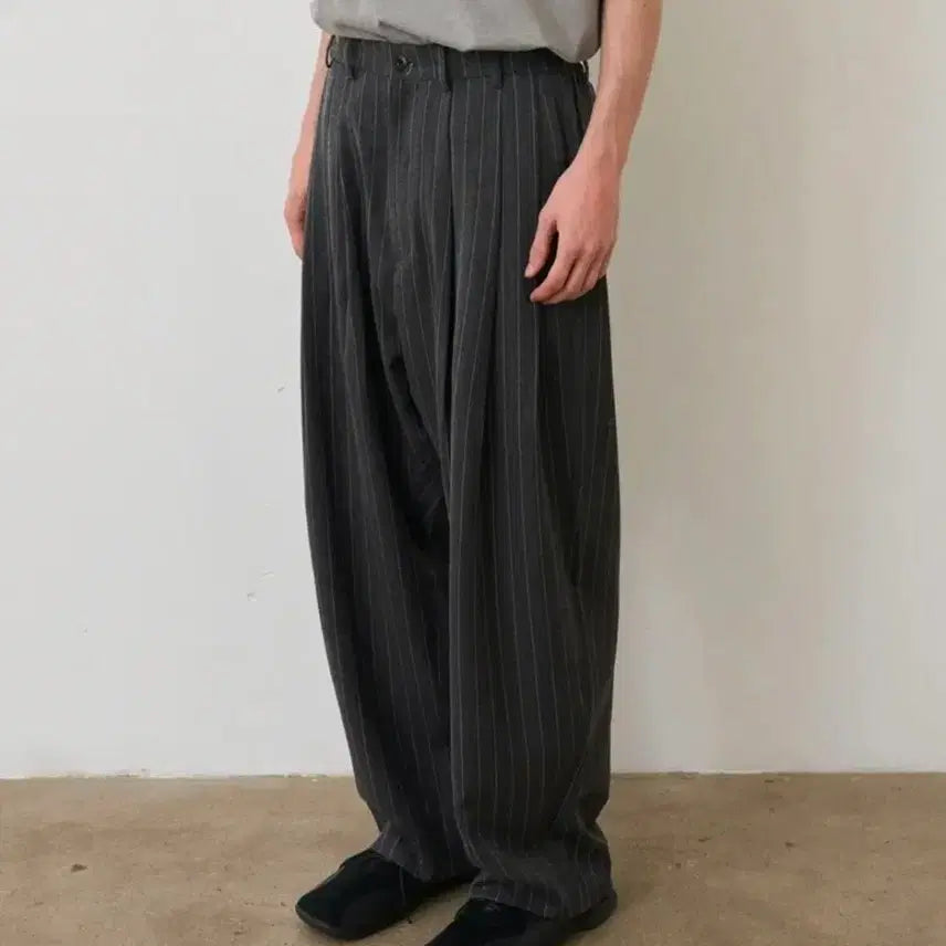 [BUNJANG] Known Wide Tapered Pants (Stripe Charcoal) / 노운] wide tapered pants (stripe charcoal)