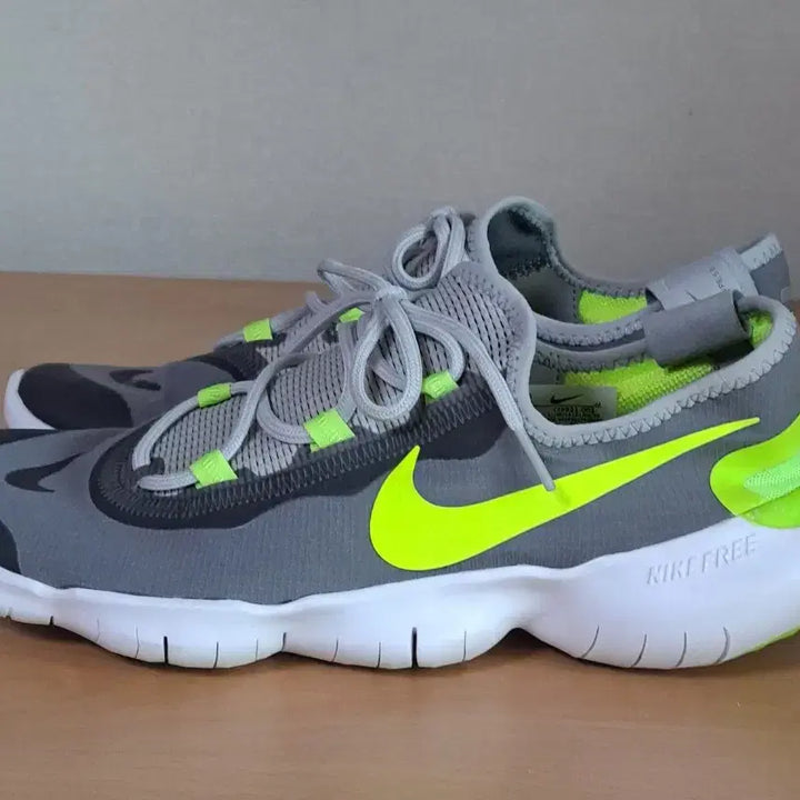 [BUNJANG] Nike Free Run 5.0 2020 Fluorescent Running and Training Shoes (280mm) / 나이키 280 프리런5.0 2020 형광 런닝화 헬스화