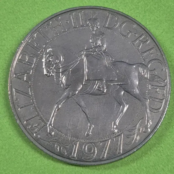 [BUNJANG] 1977 United Kingdom Silver Jubilee Commemorative Coin (Large) / [대형] 1977년 영국 실버주빌리 기념 주화 M3249