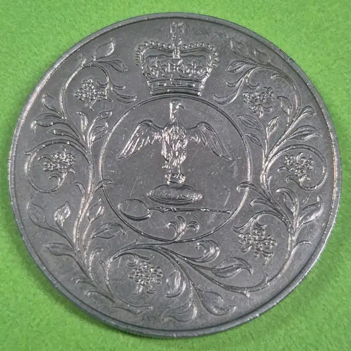 [BUNJANG] 1977 United Kingdom Silver Jubilee Commemorative Coin (Large) / [대형] 1977년 영국 실버주빌리 기념 주화 M3249