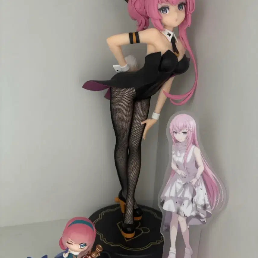 [BUNJANG] Megurine Luka Figure &amp; Acrylic Stand Bundle Set / 메구리네 루카 피규어, 아크릴 일괄
