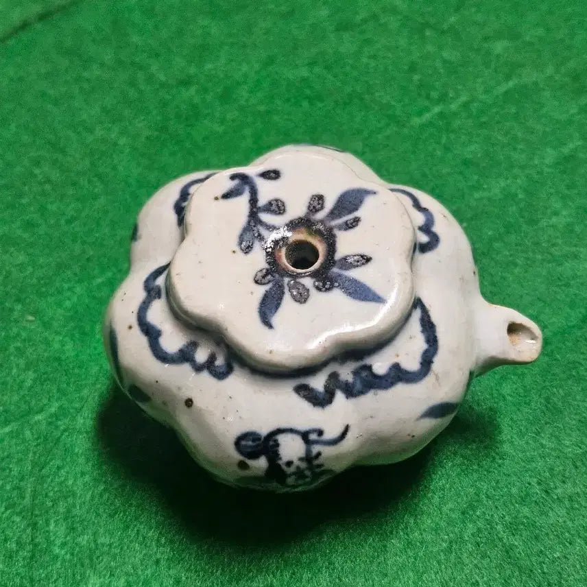 [SOLD OUT] 청화백자 화형 초화문 연적 (선비의 문방사우 소장품)