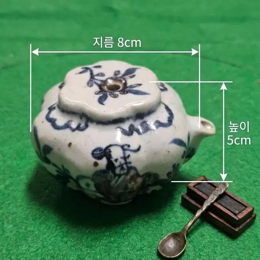 [SOLD OUT] 청화백자 화형 초화문 연적 (선비의 문방사우 소장품)