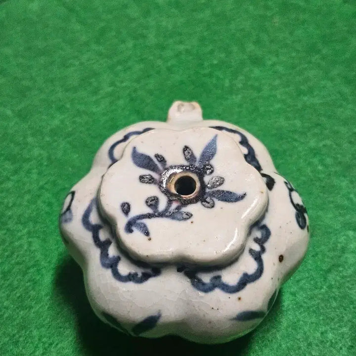 [SOLD OUT] 청화백자 화형 초화문 연적 (선비의 문방사우 소장품)