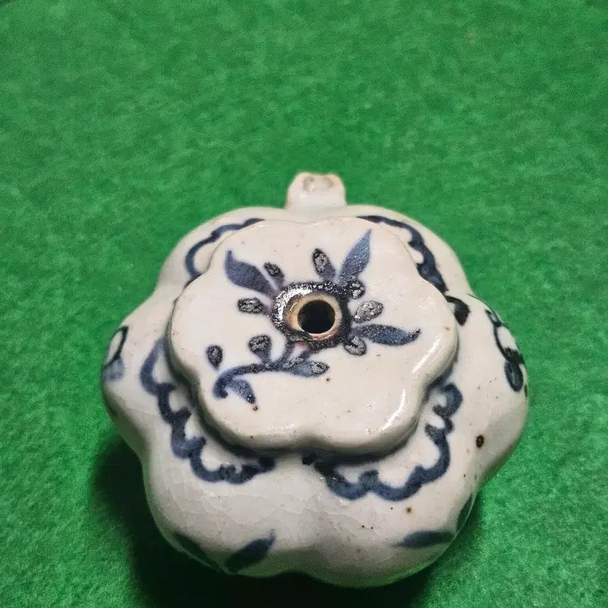 [BUNJANG] Joseon Dynasty Blue-and-White Porcelain Flower-Shaped Water Dropper with Floral Design / 청화백자 화형 초화문 연적 (선비의 문방사우 소장품)
