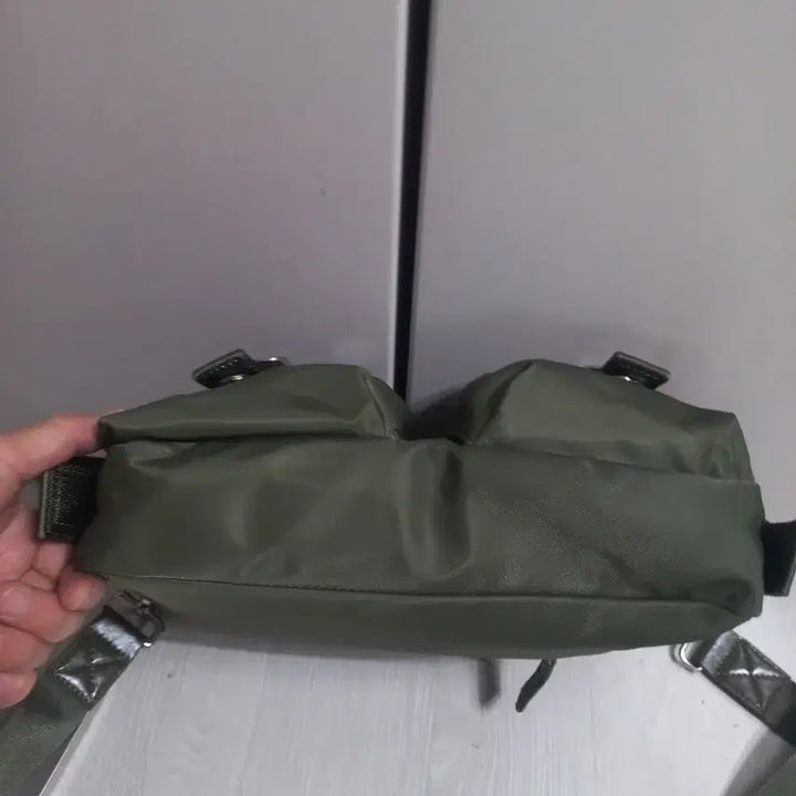 [BUNJANG] Zara Nylon Crossbody Bag Khaki / (특가정리) 자라 나일론 크로스백. 카키색. 컨디션 최상