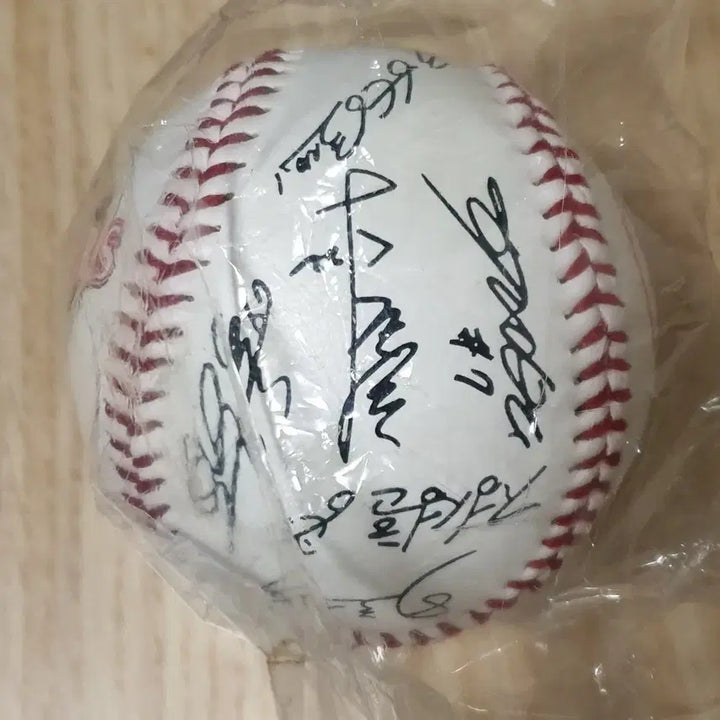[BUNJANG] Kia Tigers 2001 Signed Logo Ball (Small) / 기아타이거즈 2001 선수단 인쇄싸인 로고볼 소형구