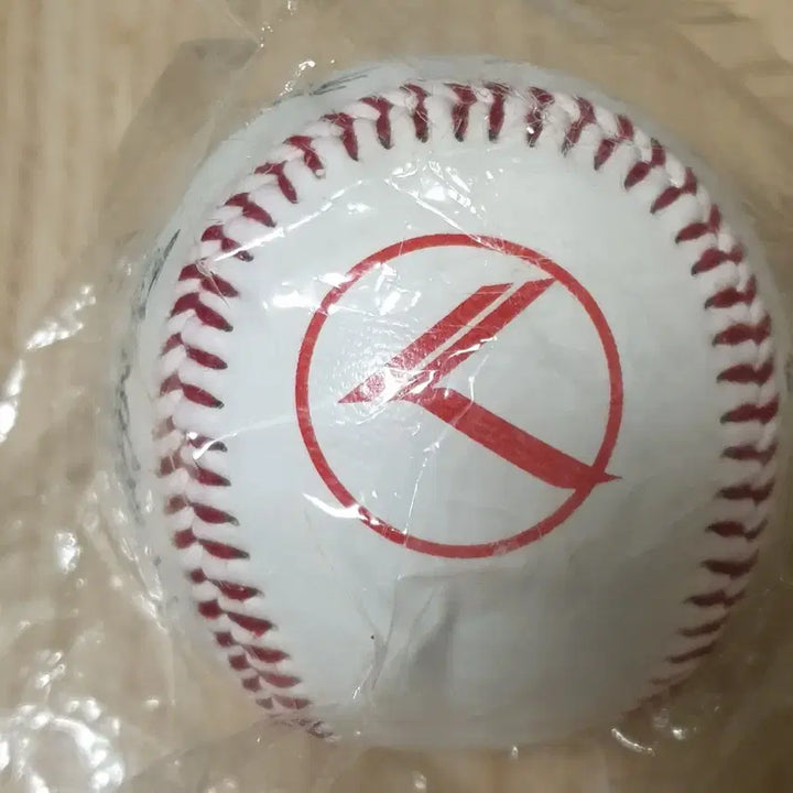 [BUNJANG] Kia Tigers 2001 Signed Logo Ball (Small) / 기아타이거즈 2001 선수단 인쇄싸인 로고볼 소형구