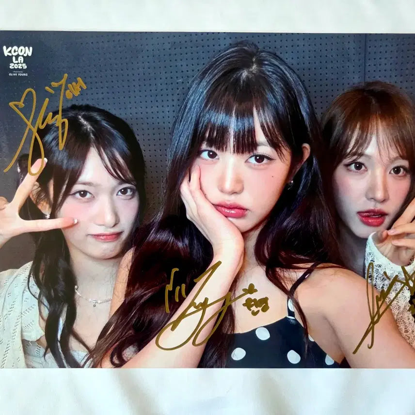 [BUNJANG] IVE Seojin Wonyoung Liz Autographed A4 Photo / 아이브 이서 장원영 리즈 친필 싸인 a4 사진 판매