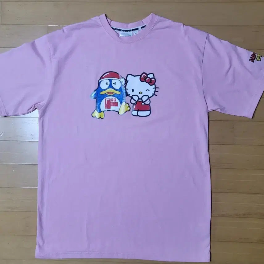 [BUNJANG] Donpeng x Hello Kitty Collaboration Pink T-Shirt (M) with Donpeng Hanger / 돈펭 핑크 헬로키티 콜라보 반팔티셔츠 M+돈펭 옷걸이