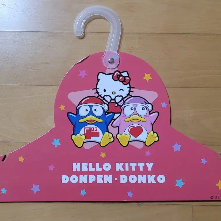 [BUNJANG] Donpeng x Hello Kitty Collaboration Pink T-Shirt (M) with Donpeng Hanger / 돈펭 핑크 헬로키티 콜라보 반팔티셔츠 M+돈펭 옷걸이
