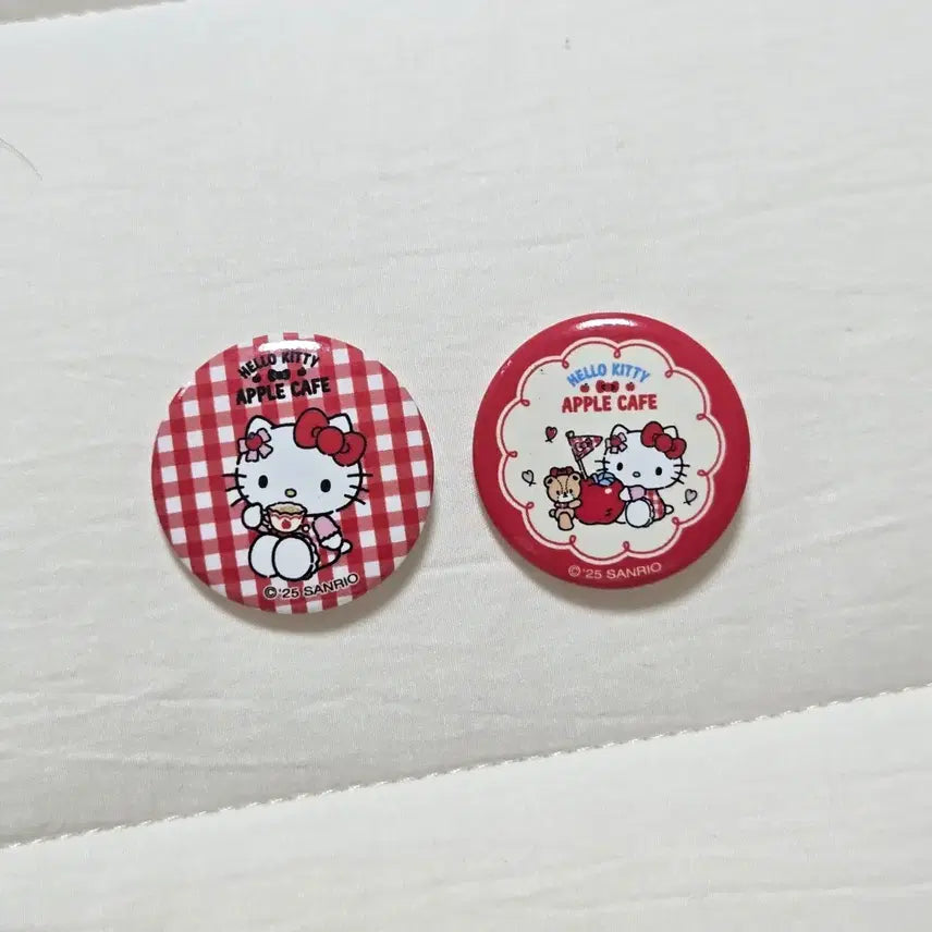 [BUNJANG] Hello Kitty Apple Cafe Can Badge Set (Bundle) / (일괄) 헬로키티 애플카페 캔뱃지 2개 세트
