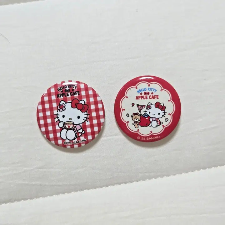 [BUNJANG] Hello Kitty Apple Cafe Can Badge Set (Bundle) / (일괄) 헬로키티 애플카페 캔뱃지 2개 세트