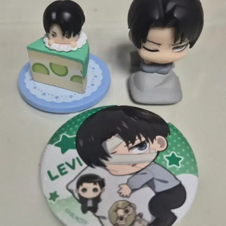 [BUNJANG] Attack on Titan Levi Onemutan Gacha Can Badge Bundle Set / 진격의 거인 리바이 피규어 오네무탄 푸치바스 가챠 캔뱃지