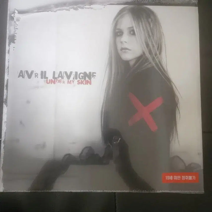[BUNJANG] Avril Lavigne Under My Skin LP (Sealed) / [미개봉/LP] 에이브릴 라빈 (Avril Lavigne) - Unde