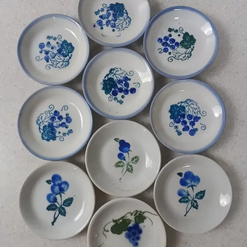 [BUNJANG] Vintage Porcelain Plates with Grape and Cotton Flower Motif (Set of 10) / 근대사 수집 왜사기 빈티지 접시 포도  목화꽃 문양 10개