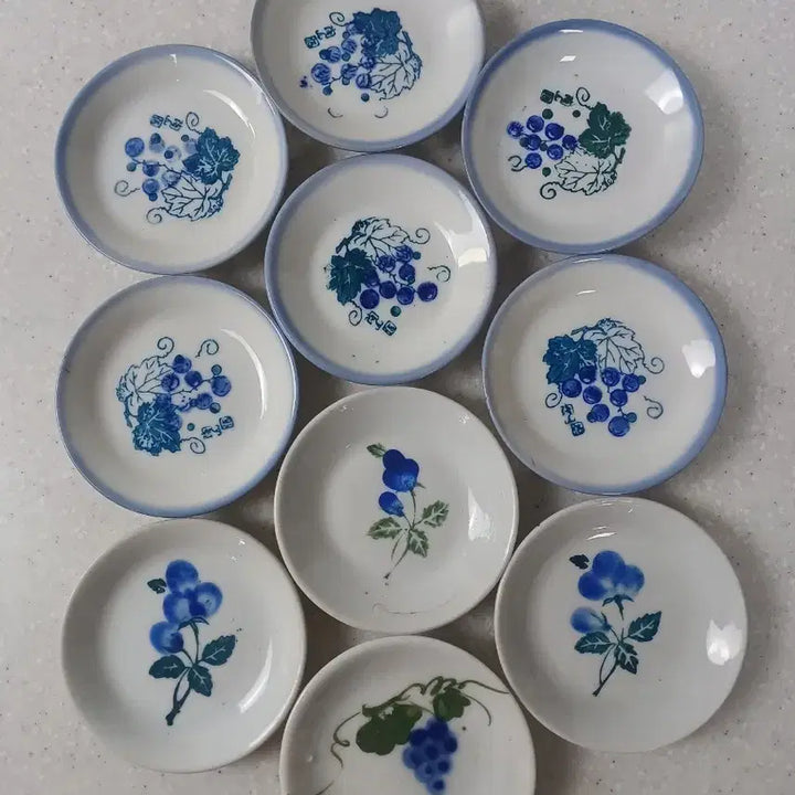 [BUNJANG] Vintage Porcelain Plates with Grape and Cotton Flower Motif (Set of 10) / 근대사 수집 왜사기 빈티지 접시 포도  목화꽃 문양 10개