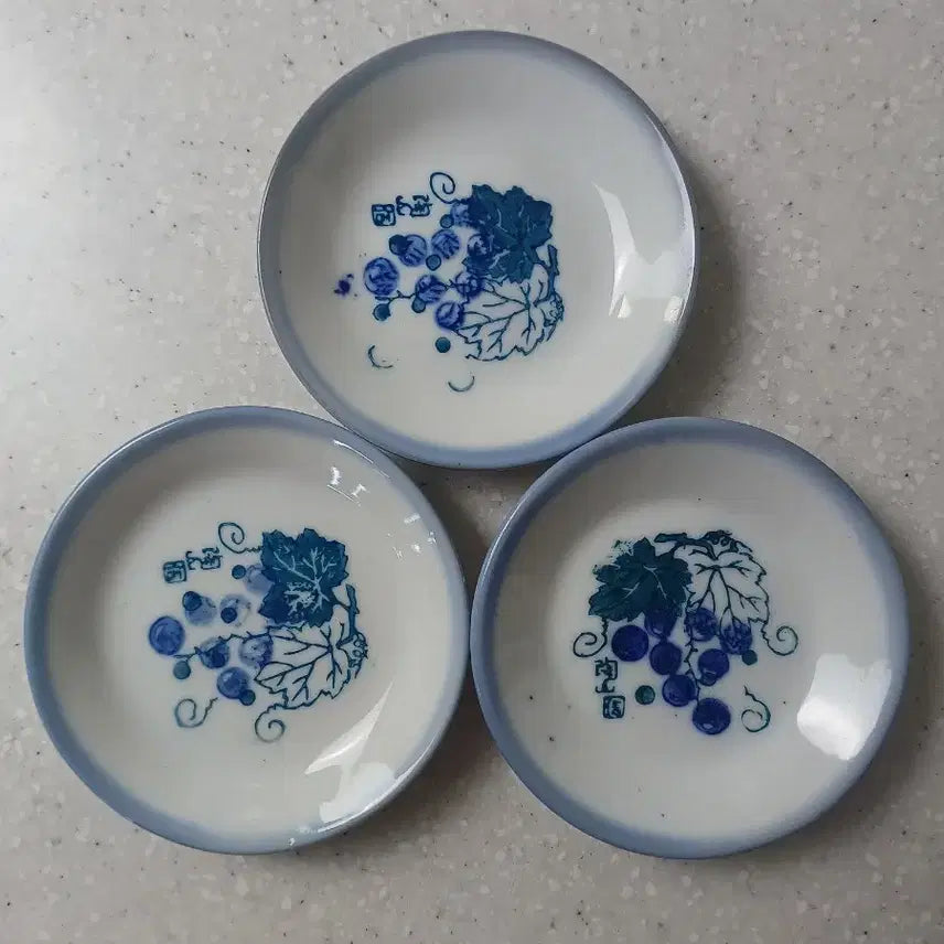[BUNJANG] Vintage Porcelain Plates with Grape and Cotton Flower Motif (Set of 10) / 근대사 수집 왜사기 빈티지 접시 포도  목화꽃 문양 10개