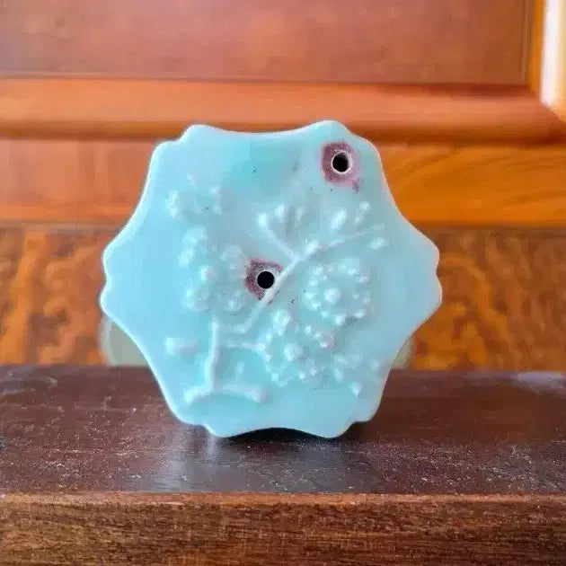 [BUNJANG] Joseon Dynasty White Porcelain Celadon Inlaid Double-Gourd Plum Blossom Brush Washer (Relief) / 백자진사연청유각화매화문연적(양각)