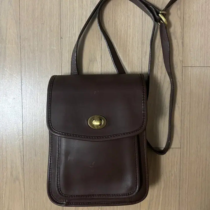 [BUNJANG] Coach Old Coach Chocolate Brown Leather Turnlock Crossbody Bag / COACH 올드코치 초코브라운 레더 턴락 크로스백