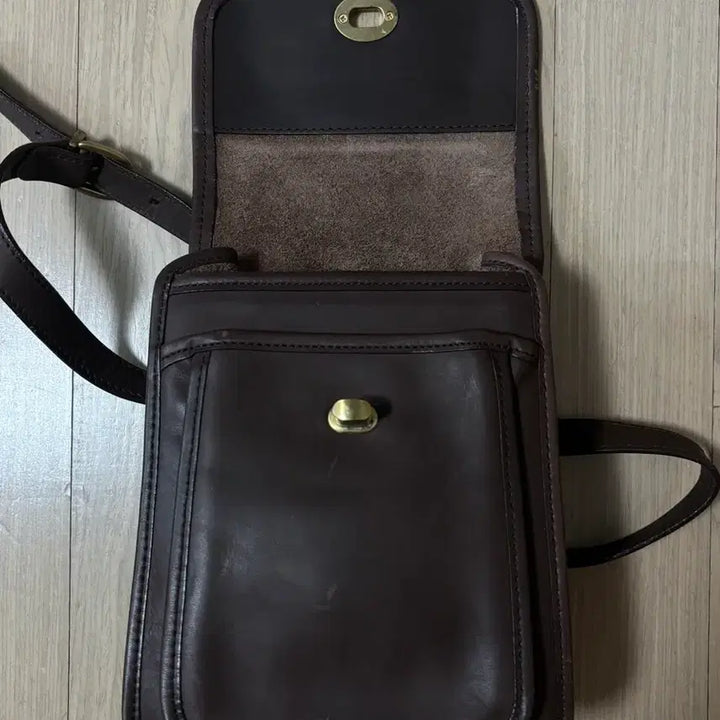[BUNJANG] Coach Old Coach Chocolate Brown Leather Turnlock Crossbody Bag / COACH 올드코치 초코브라운 레더 턴락 크로스백