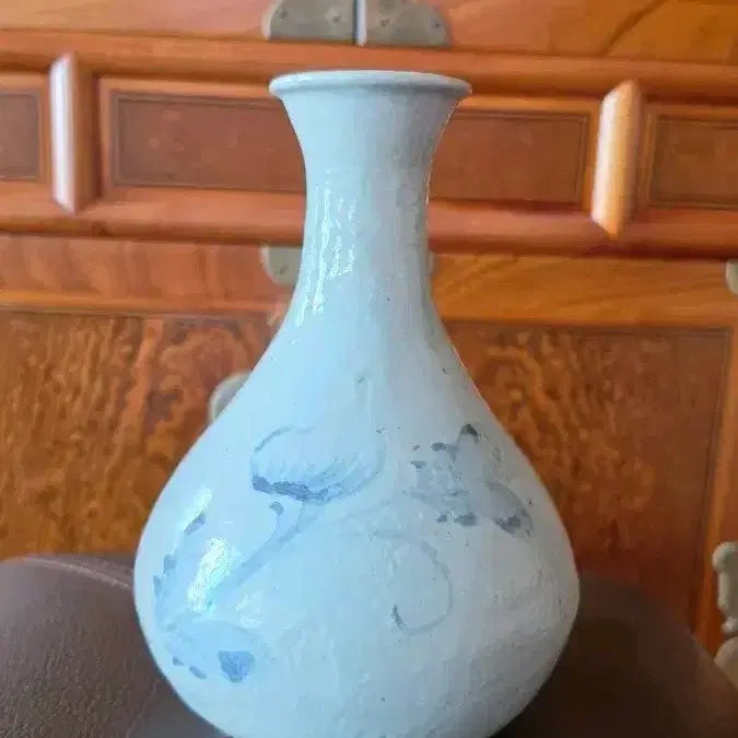 [BUNJANG] Joseon Dynasty Celadon Porcelain Vase with Blue-and-White Floral and Butterfly Motif / 백자청화초화접문주병 (조선백자)