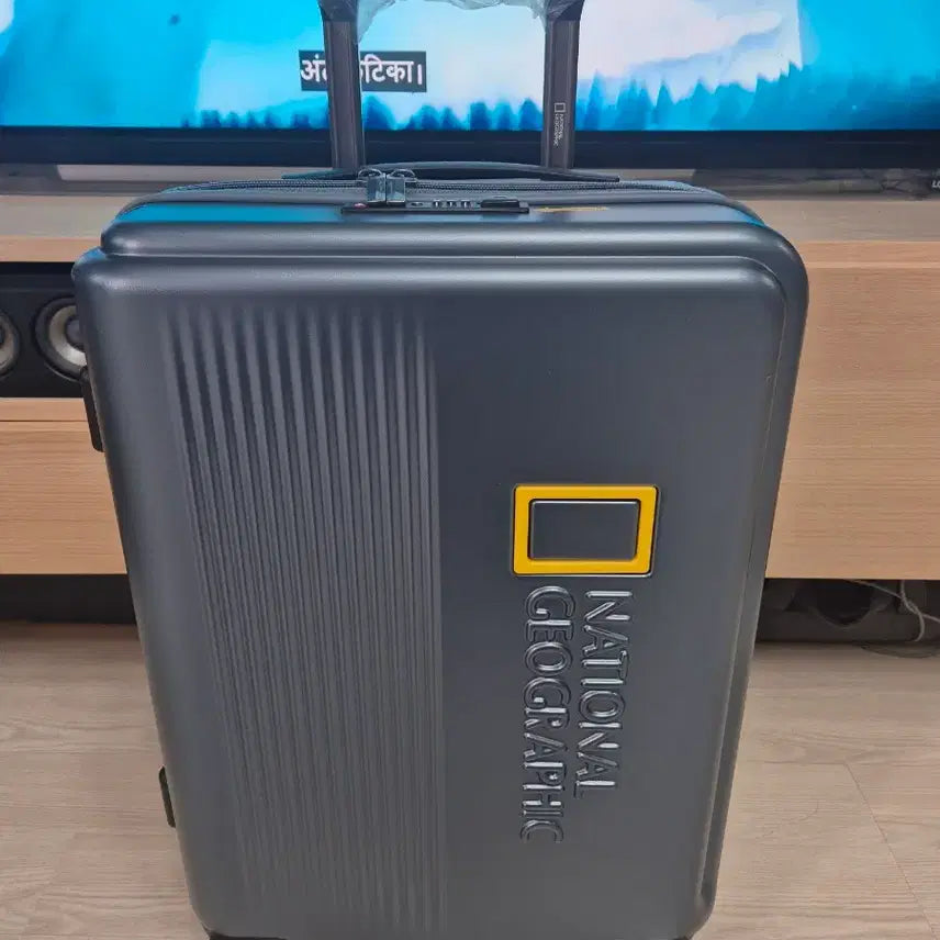 [BUNJANG] National Geographic Page 20-inch Carry-On Suitcase / 내셔널지오그래픽 캐리어 페이지 20인치 기내용 새제품