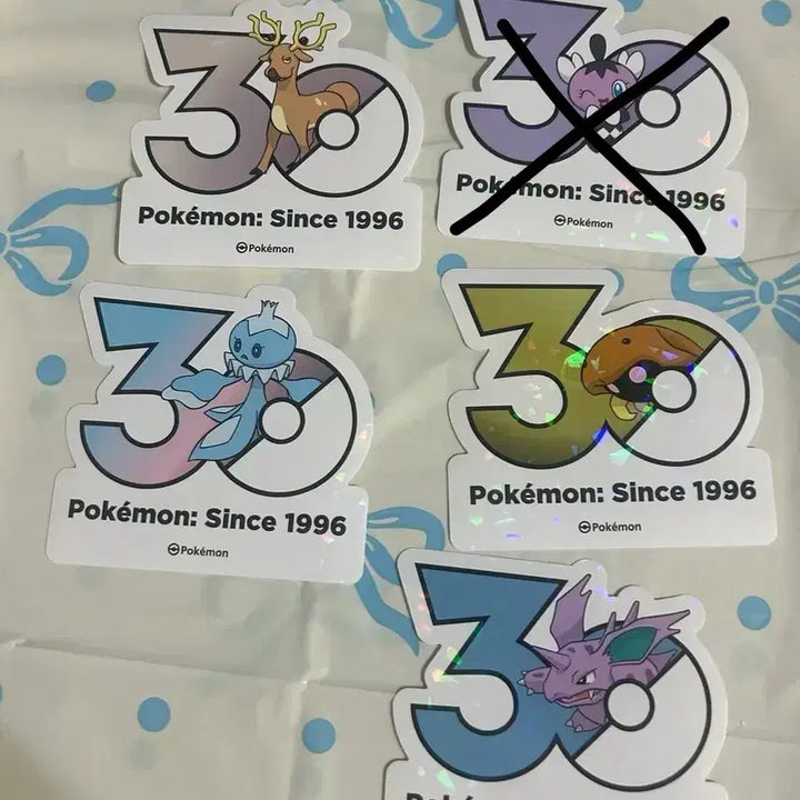 [BUNJANG] Ditto Feature Phone &amp; Pokémon 30th Anniversary Logo Sticker / 메타몽 피쳐폰 &amp; 포켓몬 30주년 로고 스티커 양도합니다