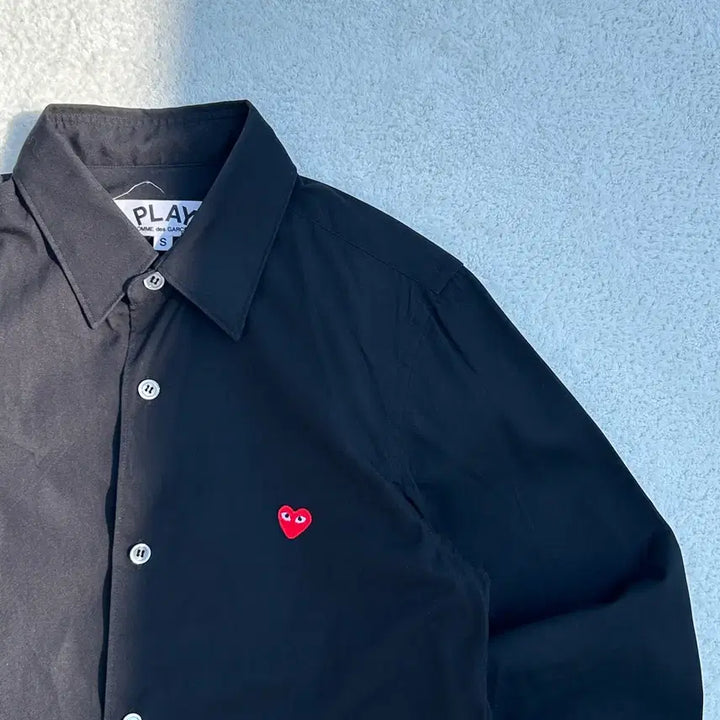 [BUNJANG] Comme des Garçons Mini Red Appliqué Black Shirt / 꼼데가르송 미니 레드와펜 블랙 셔츠