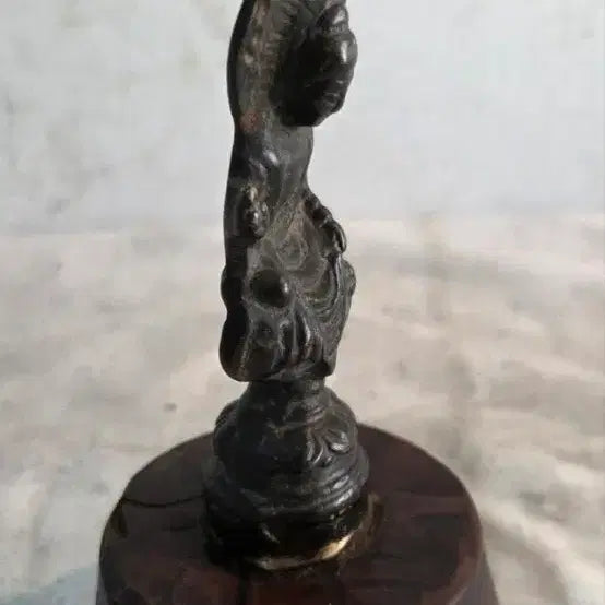 [BUNJANG] Bronze Amulet with Wooden Base / 연대감좋은 동 호신불