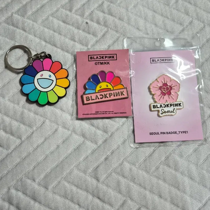 [BUNJANG] Takashi Murakami x BLACKPINK Collaboration Keychain &amp; Seoul Limited Edition Badge Set / 무라카미 타카시 키링/ 블랙핑크 콜라보 뱃지/ 블랙핑크 뱃지 서울 한정