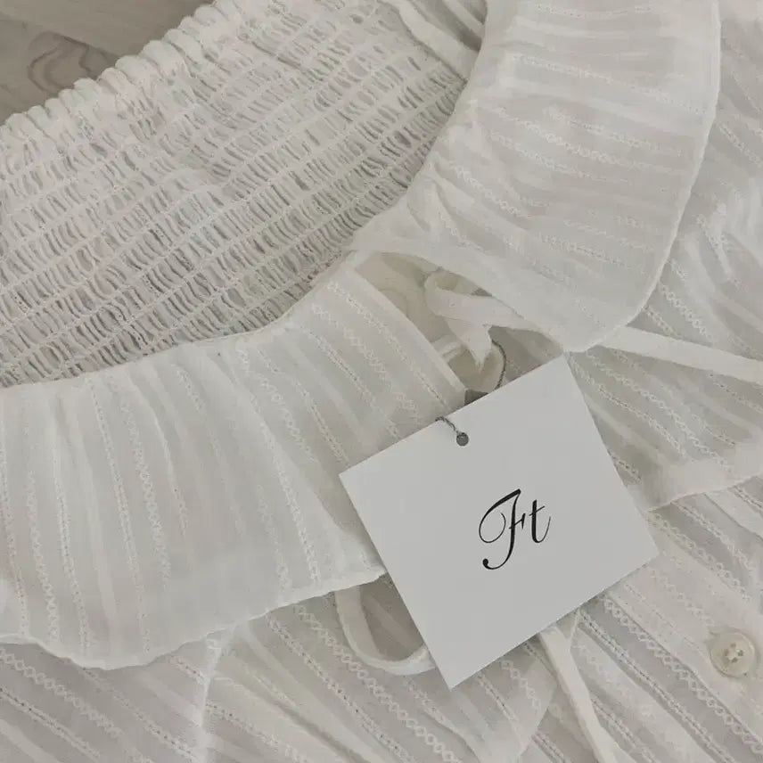 [SOLD OUT] (실사첨부) 플랜트샵 Glowy bl 블라우스 택0 (민주마켓)
