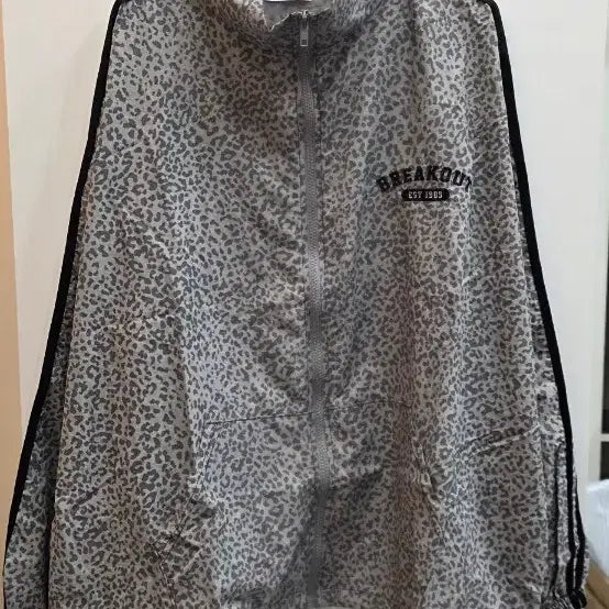 [BUNJANG] Leopard Track Windbreaker Jacket / 레오파드 트랙 바람막이 자켓