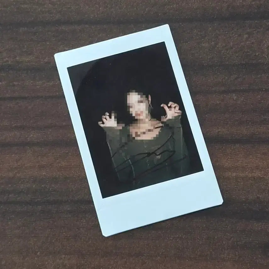 [BUNJANG] LUMINOUS Hyun Jin Signed Polaroid / 루셈블 현진 싸인 폴라로이드