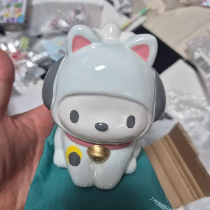 [BUNJANG] Sanrio Pochacco Maneki-neko Ceramic Coin Bank / 2020년 산리오 방석위 복을부르는 마네키네코 포차코 세라믹 코인뱅크