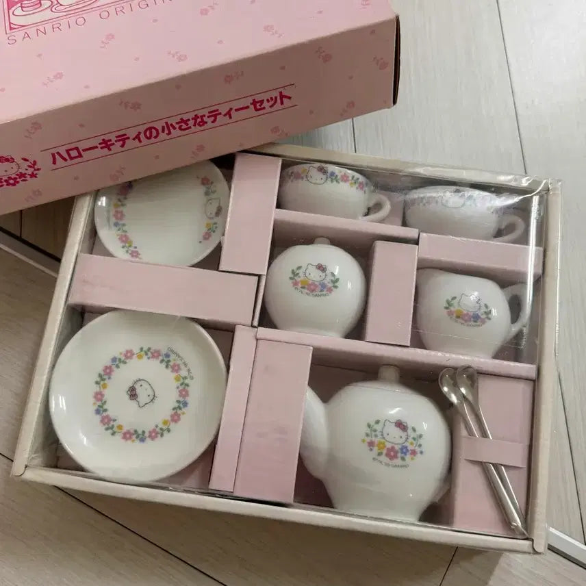 [BUNJANG] Vintage Kitty Dinnerware Set / 새상품 고전 키티 식기 세트