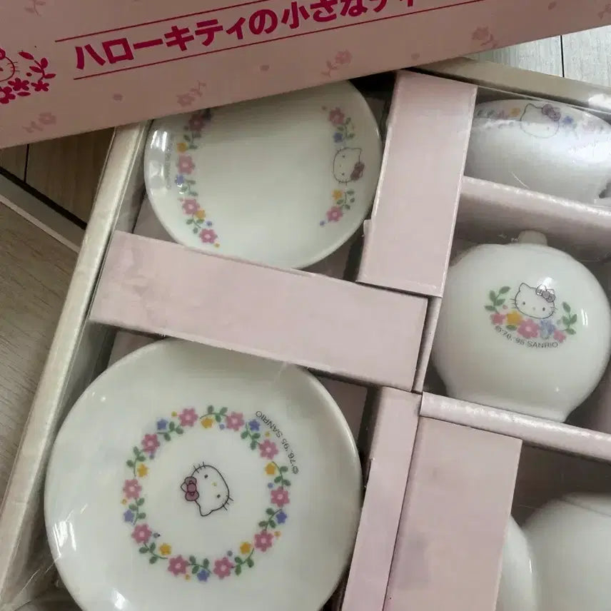 [BUNJANG] Vintage Kitty Dinnerware Set / 새상품 고전 키티 식기 세트