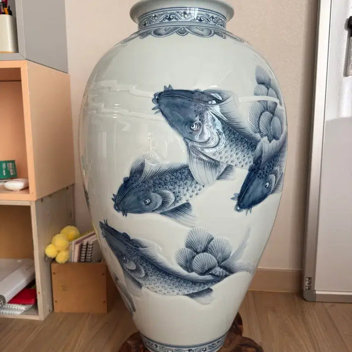 [BUNJANG] Jingdezhen Large Scale Celadon Porcelain Vase with Koi Fish Motif / 중국의 유명 도자기 도시인 &
