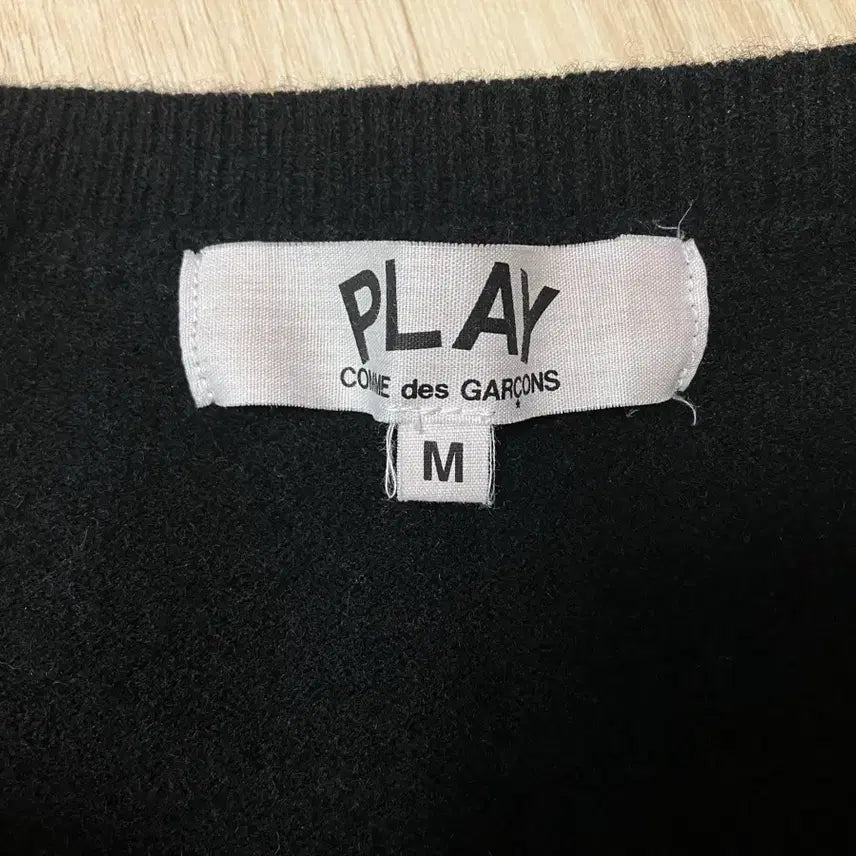 [SOLD OUT] 정품) M 꼼데가르송 골드 와펜 가디건 블랙 AZ-N049