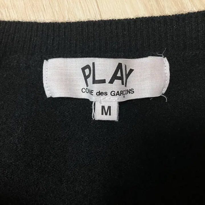 [SOLD OUT] 정품) M 꼼데가르송 골드 와펜 가디건 블랙 AZ-N049