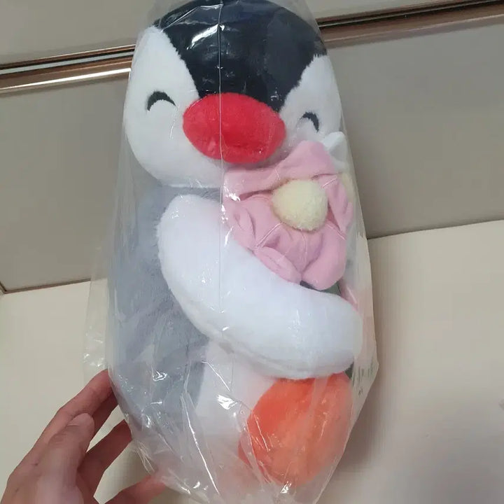 [BUNJANG] Medium Pingu Doll Holding Flower / 귀여운 꽃을든 핑구 중형인형