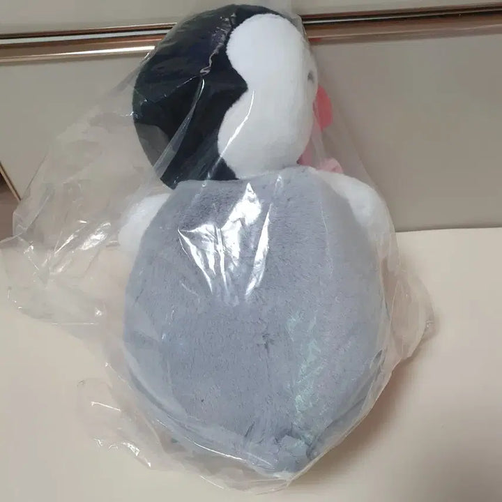 [BUNJANG] Medium Pingu Doll Holding Flower / 귀여운 꽃을든 핑구 중형인형