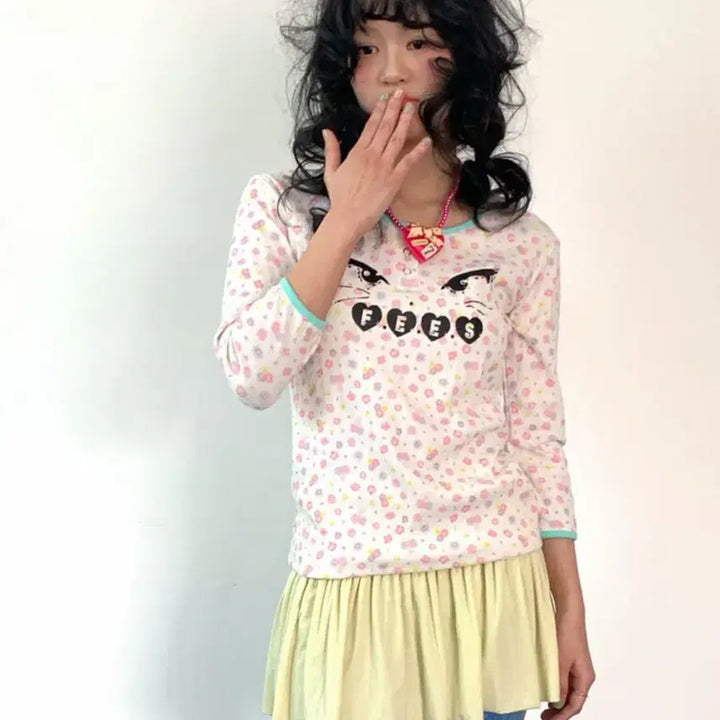 [SOLD OUT] 샵페어리 키티 버튼 플라워 탑 kitty button flower top