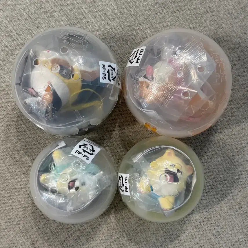 [BUNJANG] Dog Mochi Flying Walking Strap Gacha Capsule Figurines (Set of 4) / 강아지 모찌 플라잉 산책 스트랩 가챠 캡슐