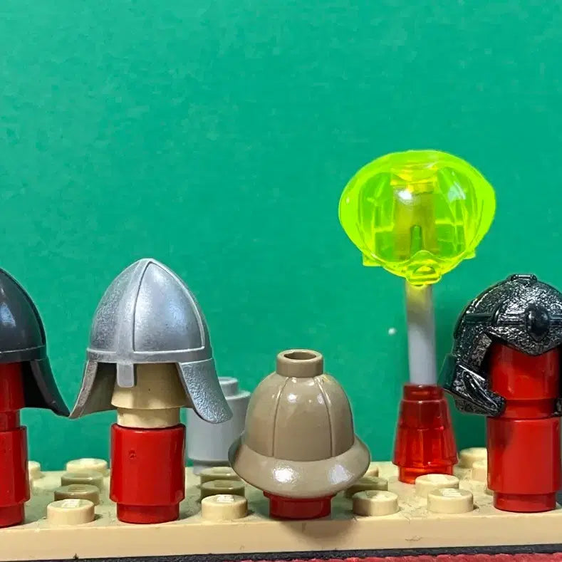 [BUNJANG] LEGO Minifigure Hats &amp; Armor Bundle / 레고 피규어 모자 모음