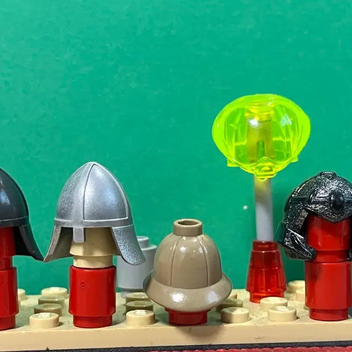 [BUNJANG] LEGO Minifigure Hats &amp; Armor Bundle / 레고 피규어 모자 모음