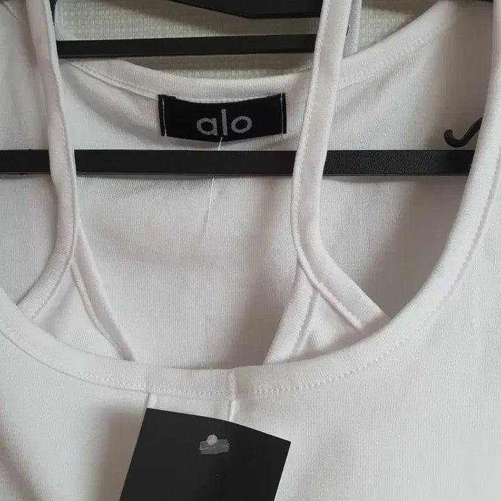 [BUNJANG] ALO White Half-Sleeve T-shirt with Built-in Bra / 새거 알로 화이트 반팔 티셔츠 알로캡내장 알로요가반팔 알로홀터티