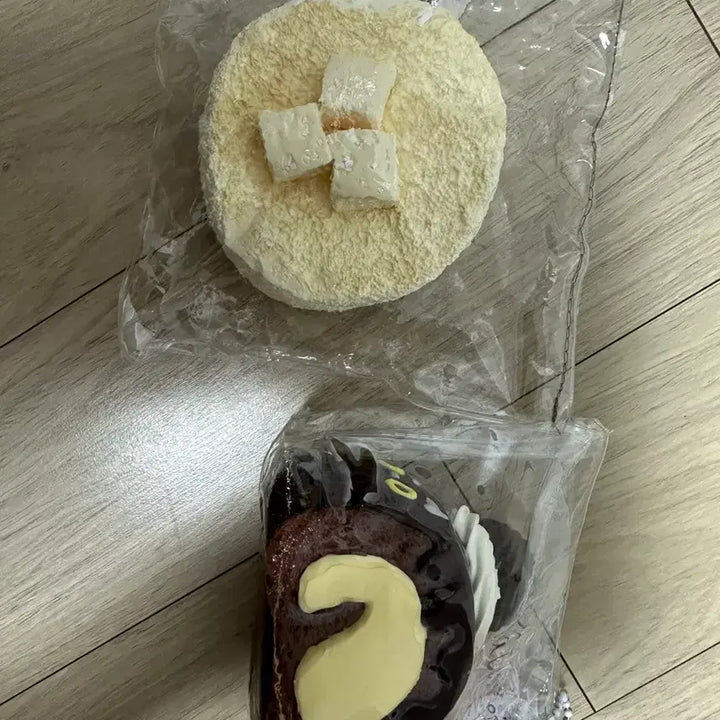 [BUNJANG] Bundle Set: Soy Milk Rice &amp; Chocolate Roll Cake Cat Mochi / 일괄 0.75 말랑이