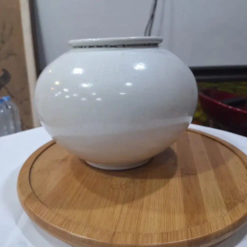 [BUNJANG] White Porcelain Moon Jar with Floral Motif / 백자 달항아리