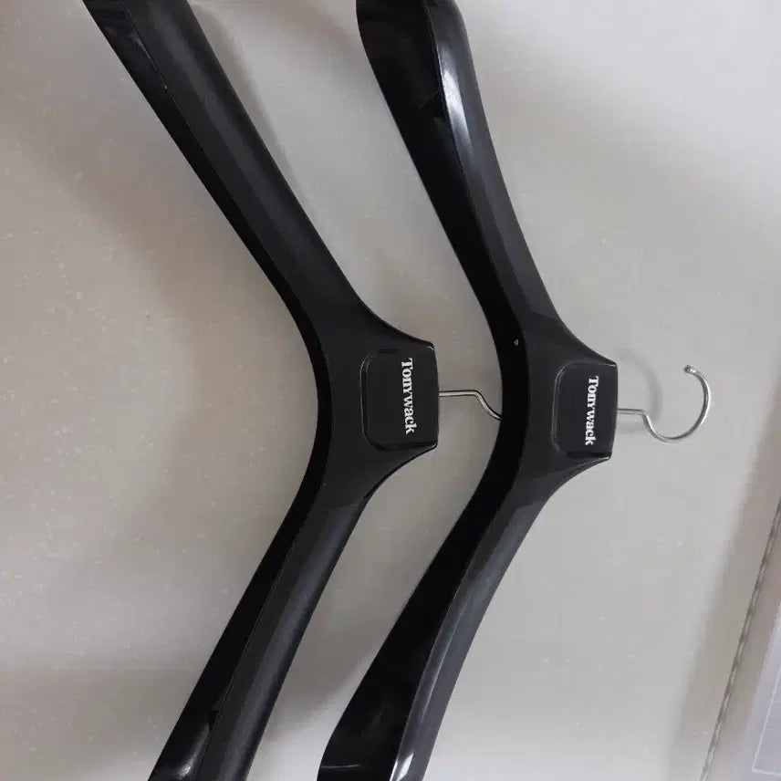 [SOLD OUT] 토니웩 옷걸이 2개